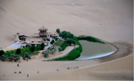 中国的“沙漠第一泉”，人工注水18年，自然景观成为了人工湖？