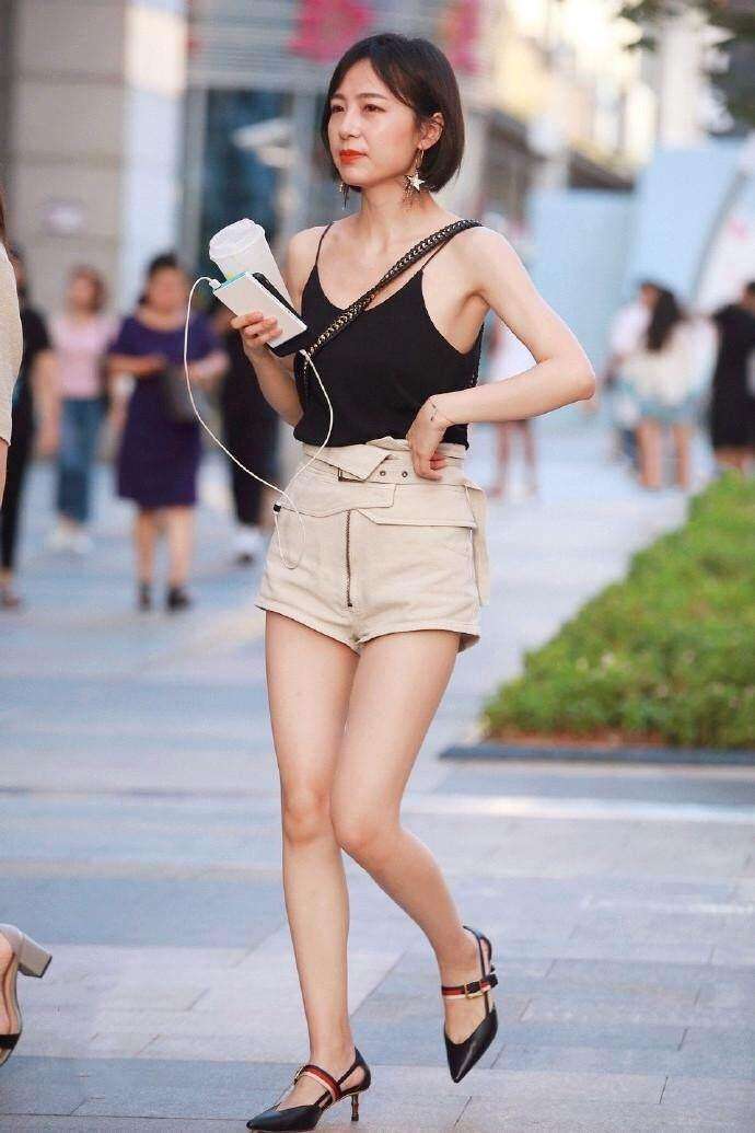 街拍: 真空上街的辣妈, 真么穿大胆前卫