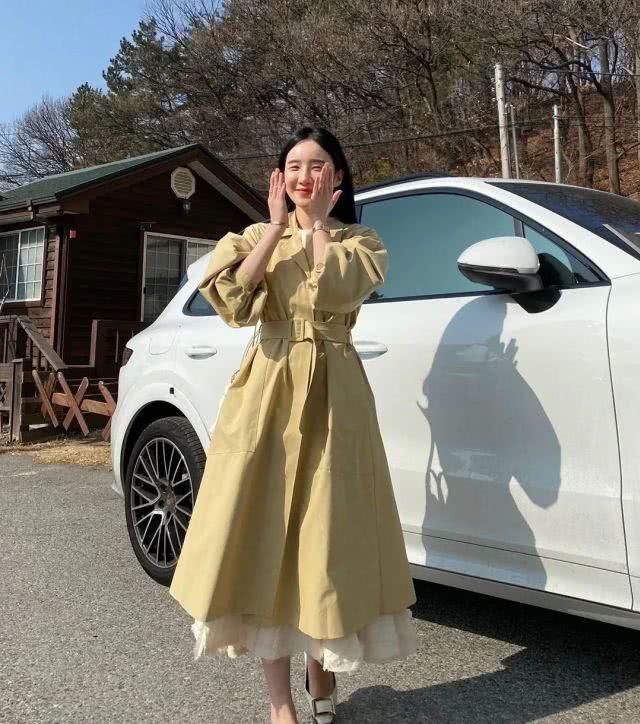  『碎花裙』“毛衣”失宠了？2020就要穿着4件薄外套＋裙子搭配！好看＋气质！