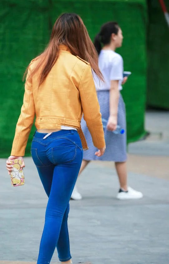 牛仔裤小姐姐身材玲珑有致，浑圆挺翘的臀部很吸睛，好似没睡醒一