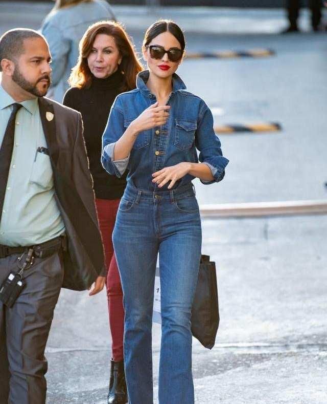 c罗前女友太有个性,牛仔衣排扣四连解大秀身材