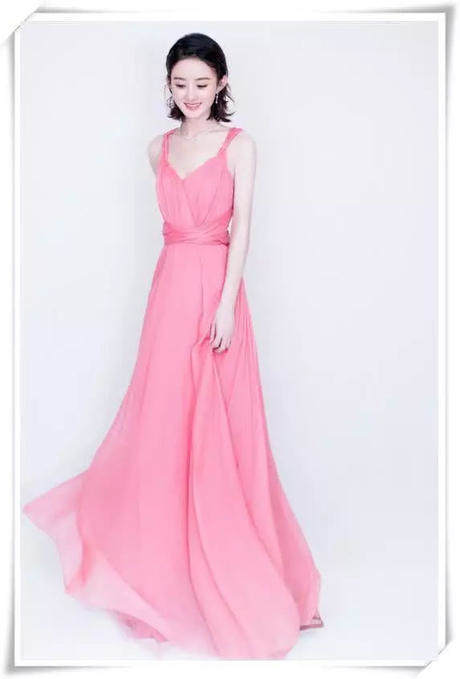 赵丽颖这是垫了多少层海绵？吊带裙都藏不住了，网友：大饱眼福！