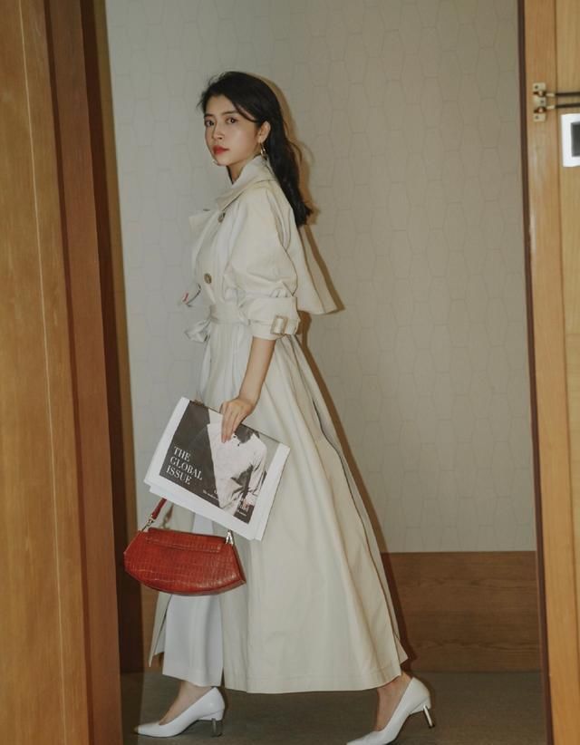  「感觉」三木博主颜值又飙升，穿风大衣裙配搭收腰裤带，霸气又有型