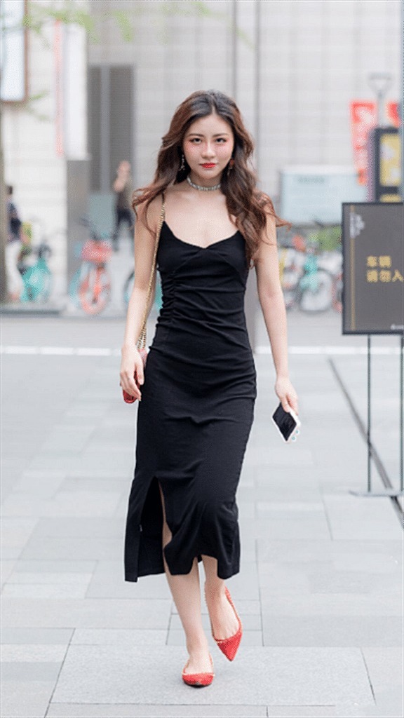  『夏季』街拍：小姐姐夏季清凉穿搭尝试下吊带裙,这么穿搭,气质典雅美艳动人
