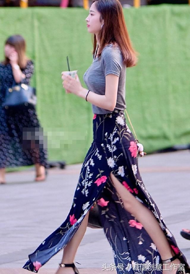 街拍：在紧身衣包裹下的美女，那丰满修长的身段让人着迷