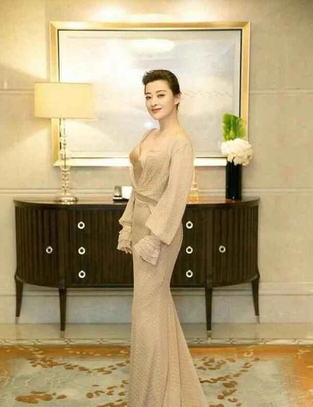 『 梅婷』后背还直露到腰,梅婷这是越老越奔放?“胸衣外穿”不够