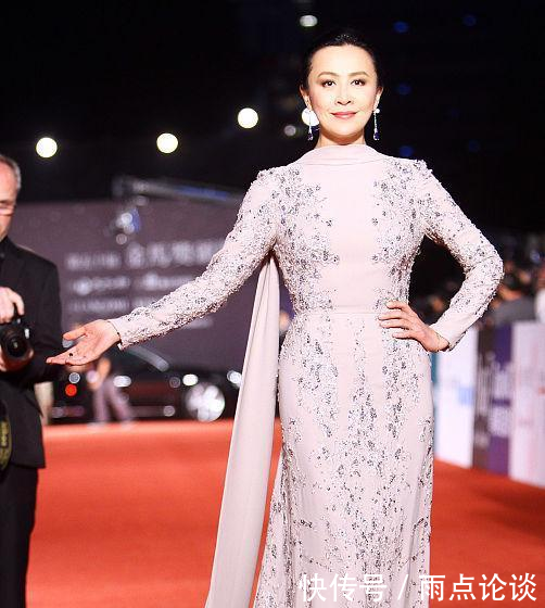 刘嘉玲真大胆, 裙缝开到大腿根部, 难怪梁朝伟死心塌地