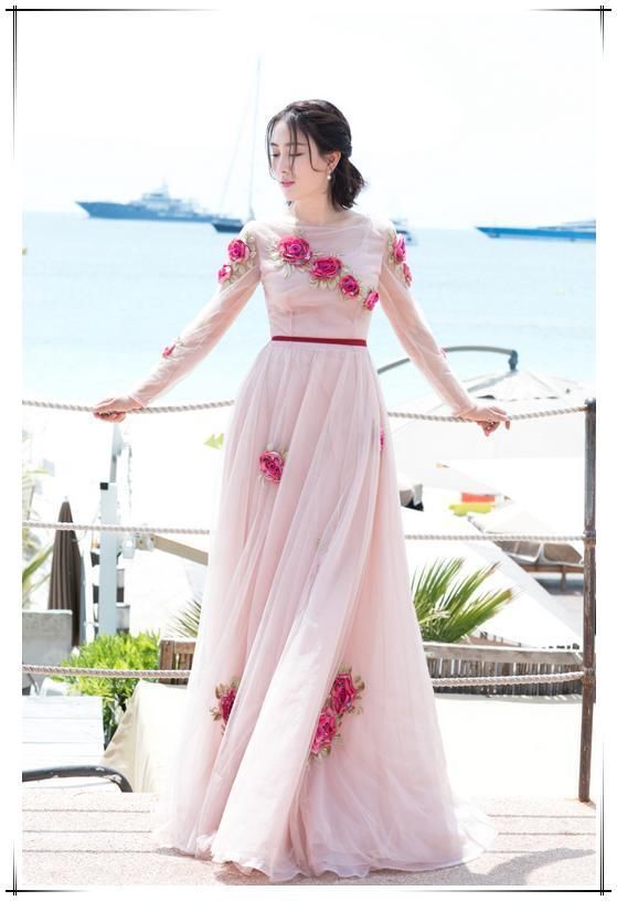 马苏够猛！短裤再往上提0.5cm就露了，网友：做完头发就是不一样