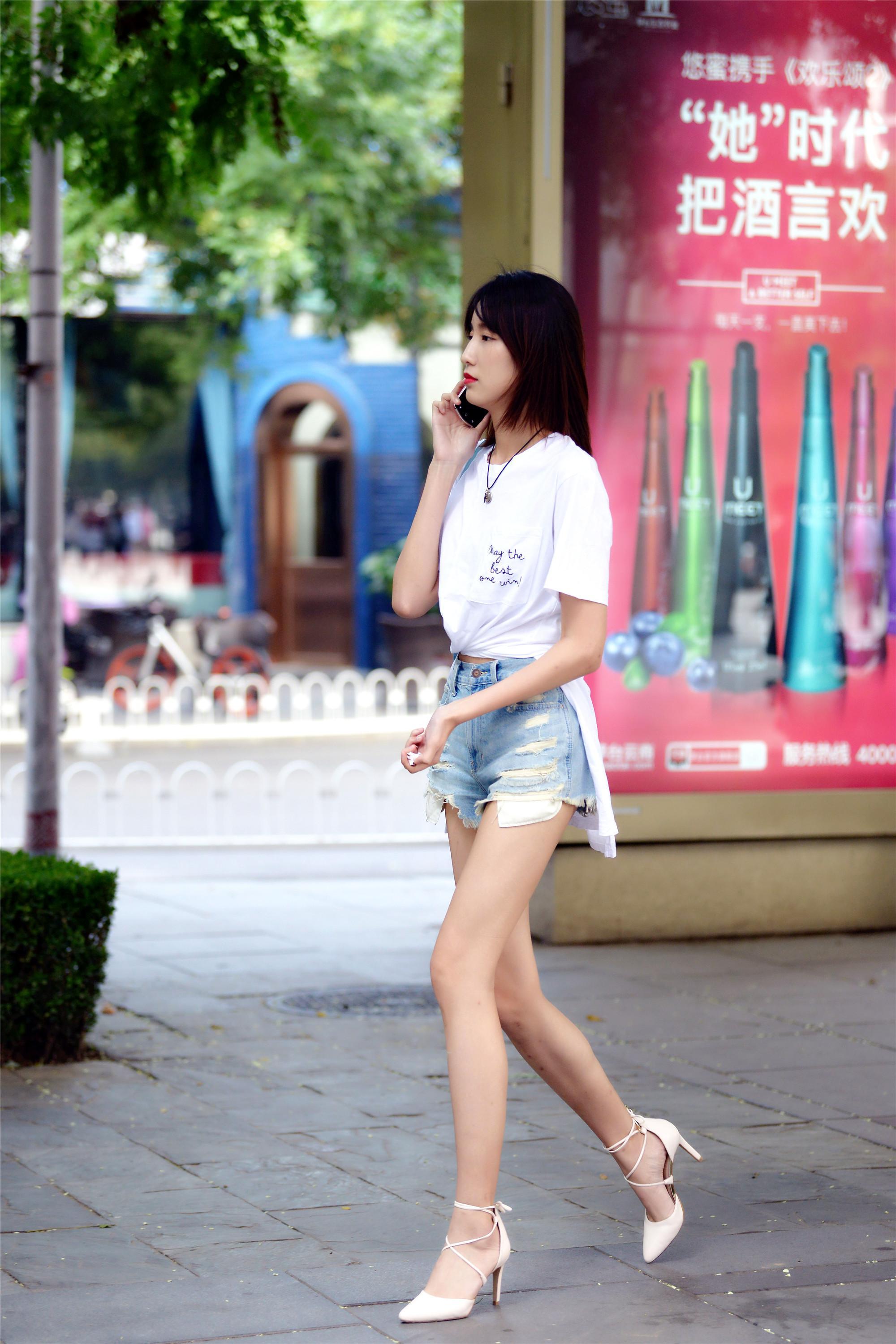 街拍：夏季的你不会搭配，不妨看一下三里屯的姑娘怎么穿着出行