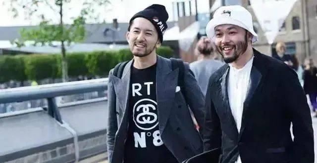  「条纹」T恤+西装，过渡最佳CP!