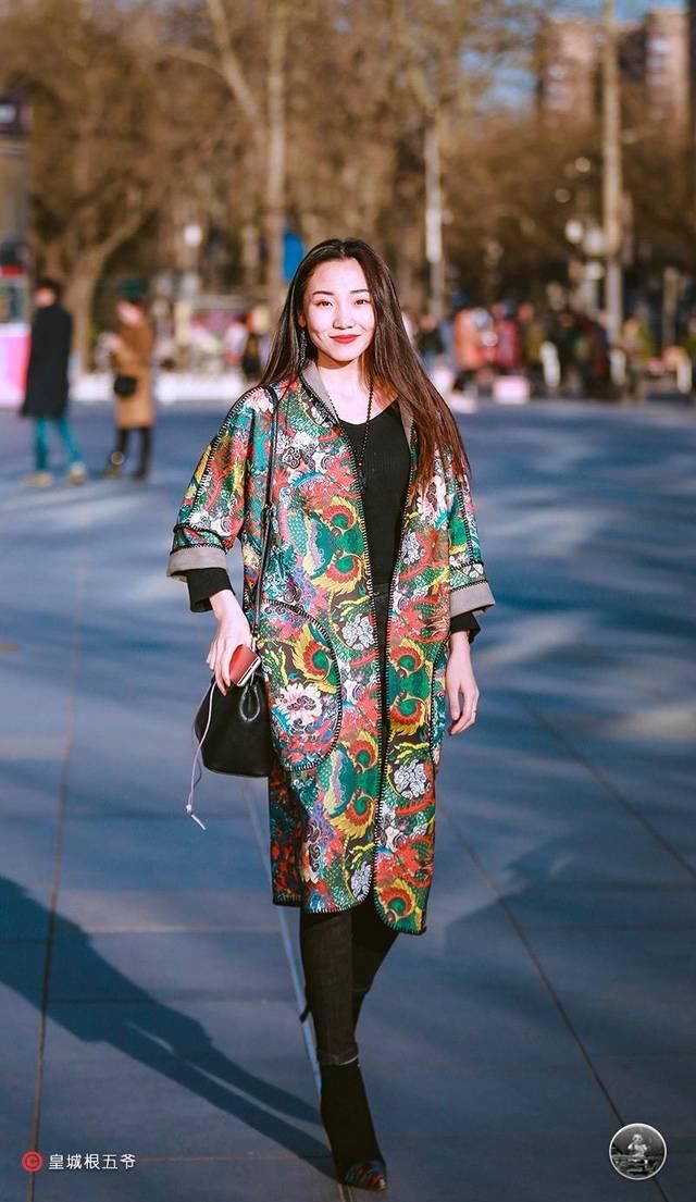  [搭配造型]时尚街拍：为何人们要好好地穿衣搭配？穿衣搭配到底是以便哪些？