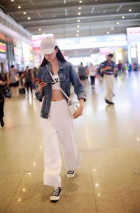 25岁乔欣真敢穿!牛仔外套里穿了一件运动内衣,网友:没有马甲线