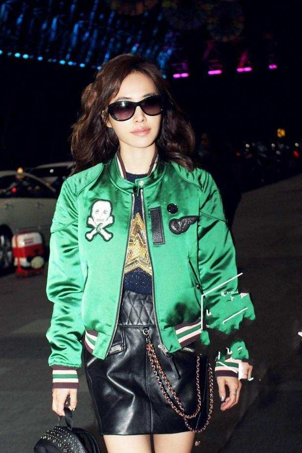 蔡依林这下尴尬了, 穿半身裙秀美腿, 网友: 腿都P成柱子了