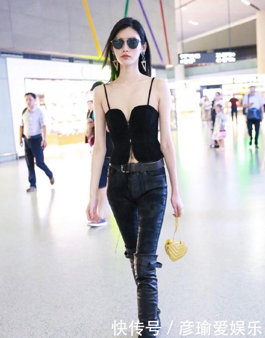 奚梦瑶上身只顶两块布出门，把机场当做了T台，网友：胆子太大了