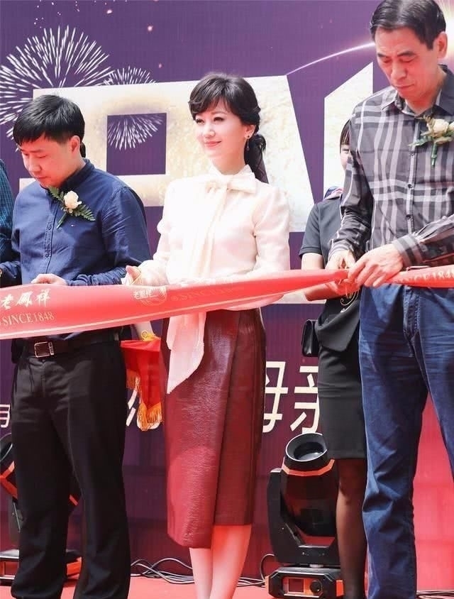  [脸上]赵雅芝65岁还出来捞金，看到脸上的皱纹，还真心酸