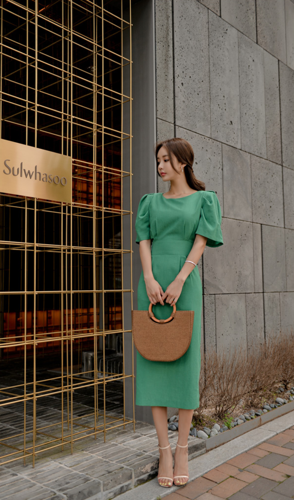 头条女神孙允珠，青松柏木夏日绿茵灯笼袖礼裙