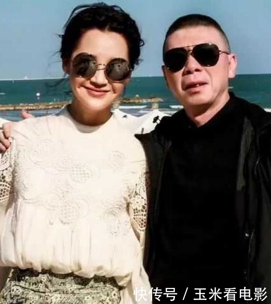 冯小刚和许晴真的只是朋友吗？网友怒甩一张照片说出真相！