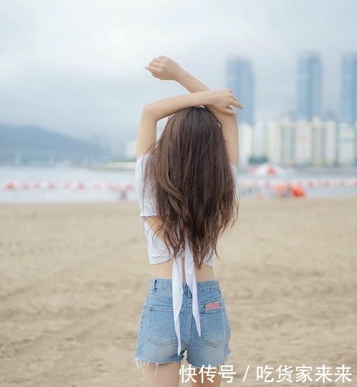 『妹子』街拍:妹子你蹲在海边画心,能一直这么稳吗