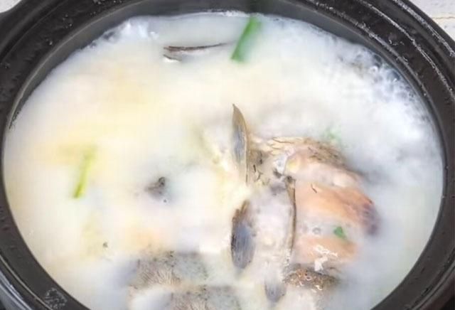  细纹■它是“天然胶原蛋白液”，女人25岁后多吃，淡化细纹，肌肤更紧致