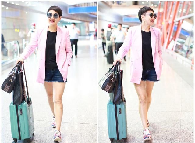 少女粉西装还玩起下衣失踪？56岁张凯丽这么穿至少年轻20岁