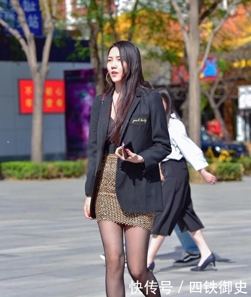 『特别』姑娘的黑色丝袜,与裙子还是蛮搭配的