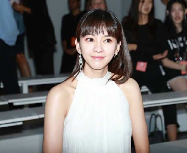 “准妈妈”陈意涵出席时装周,小白裙穿出少女感,可高跟鞋亮了!