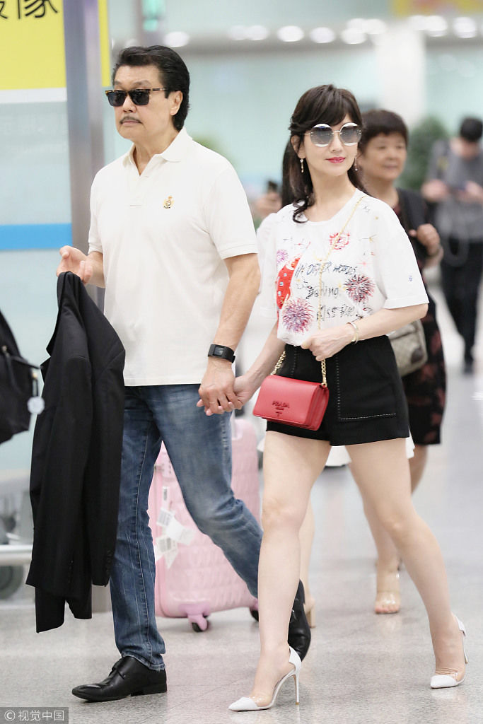 64岁的赵雅芝太敢穿，短裤又短又紧，网友:难怪一直用包包在挡