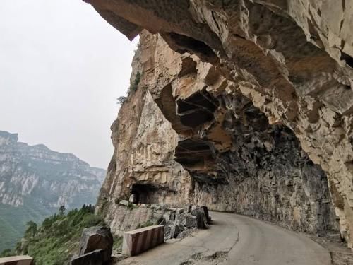 河南山西交界处藏着一条神奇公路,全程开凿在悬崖上被称世界奇迹