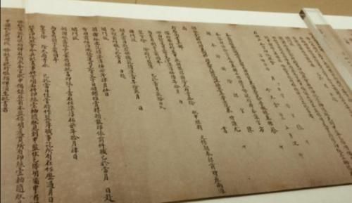 「堪称」农民在山上无意挖出几卷破书，鉴定后专家：堪称无价之
