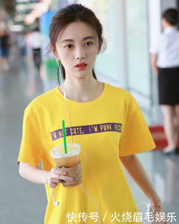 1米59的鞠婧祎总把卫衣穿成裙子，一抬手好尴尬，秒成了焦点！