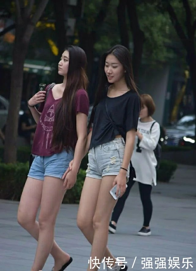 身材高挑的姐妹花街头闲逛，小热裤显逆天大长腿，性感迷人
