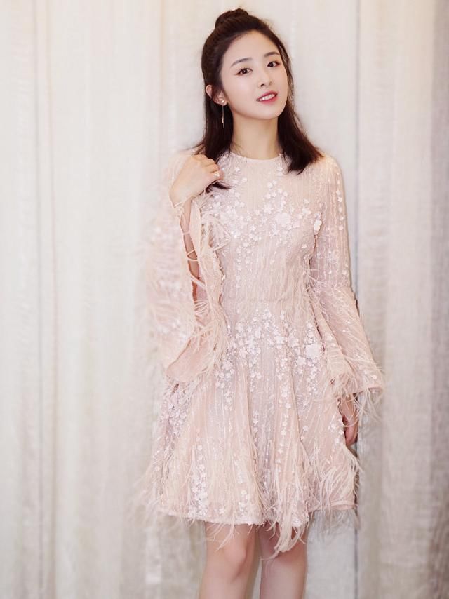 张含韵身穿很别致的粉色裙子甜美可人，还是原来酸酸甜甜的小女生