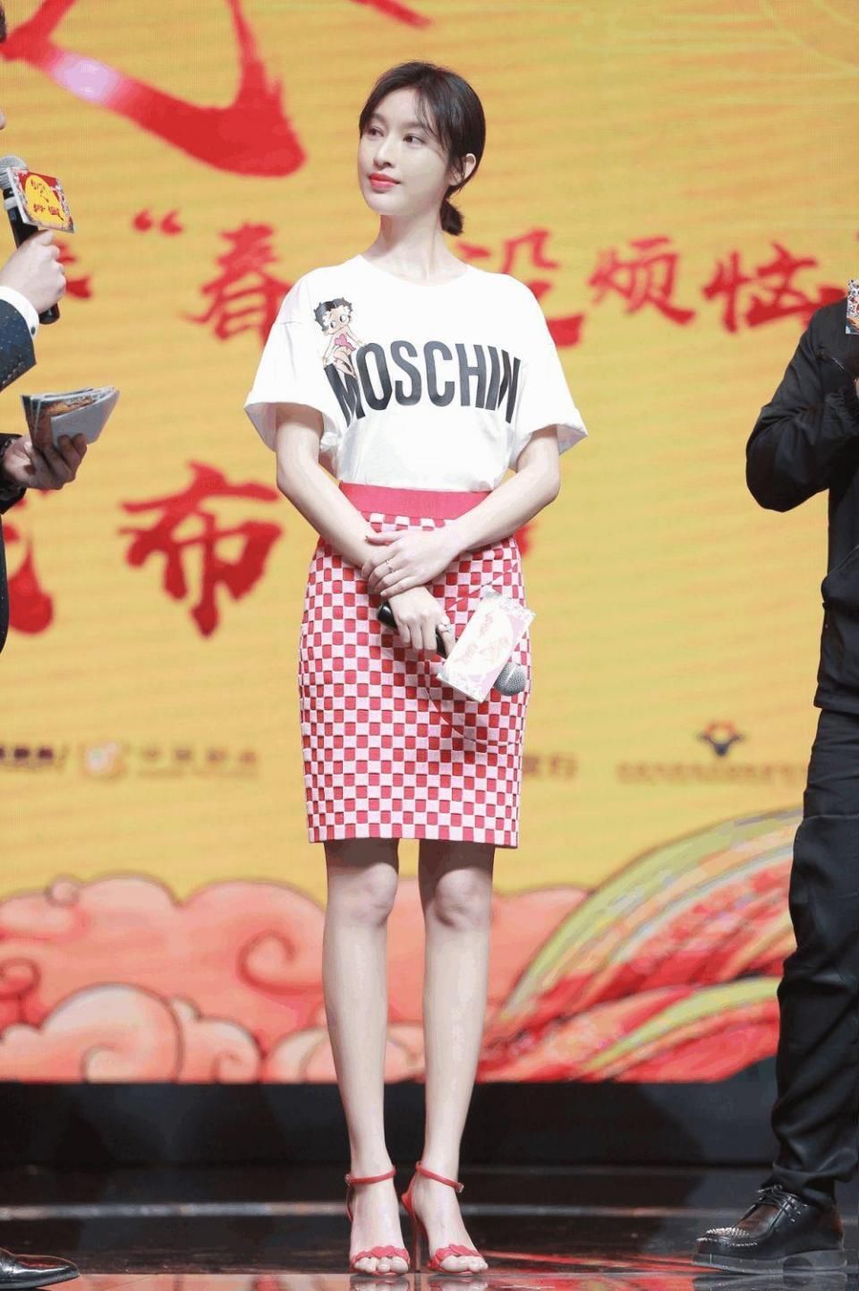 这种裙子，谁穿都有小肚子!张俪这么瘦的身材，居然也有赘肉!