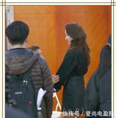 关晓彤气质太奇怪！仙女烫秒变大妈卷，网友咋看都不像21岁！