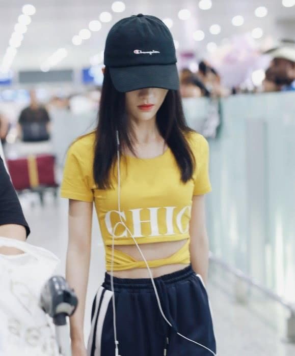 鞠婧祎真敢穿，竟在T恤上剪了1刀秀腹肌，“腰精”本人没错了!