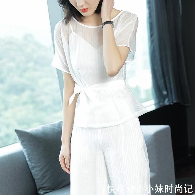 【女性】身为职场女性,在衣品上穿法要带点灵动性,比如穿套装就很精神