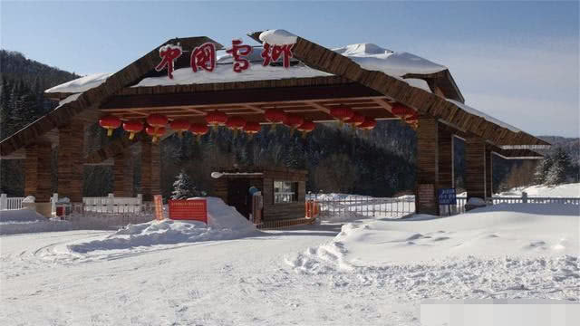 雪乡已经“凉”了！游客发现新雪景，取名为“雪村”，物价很亲民