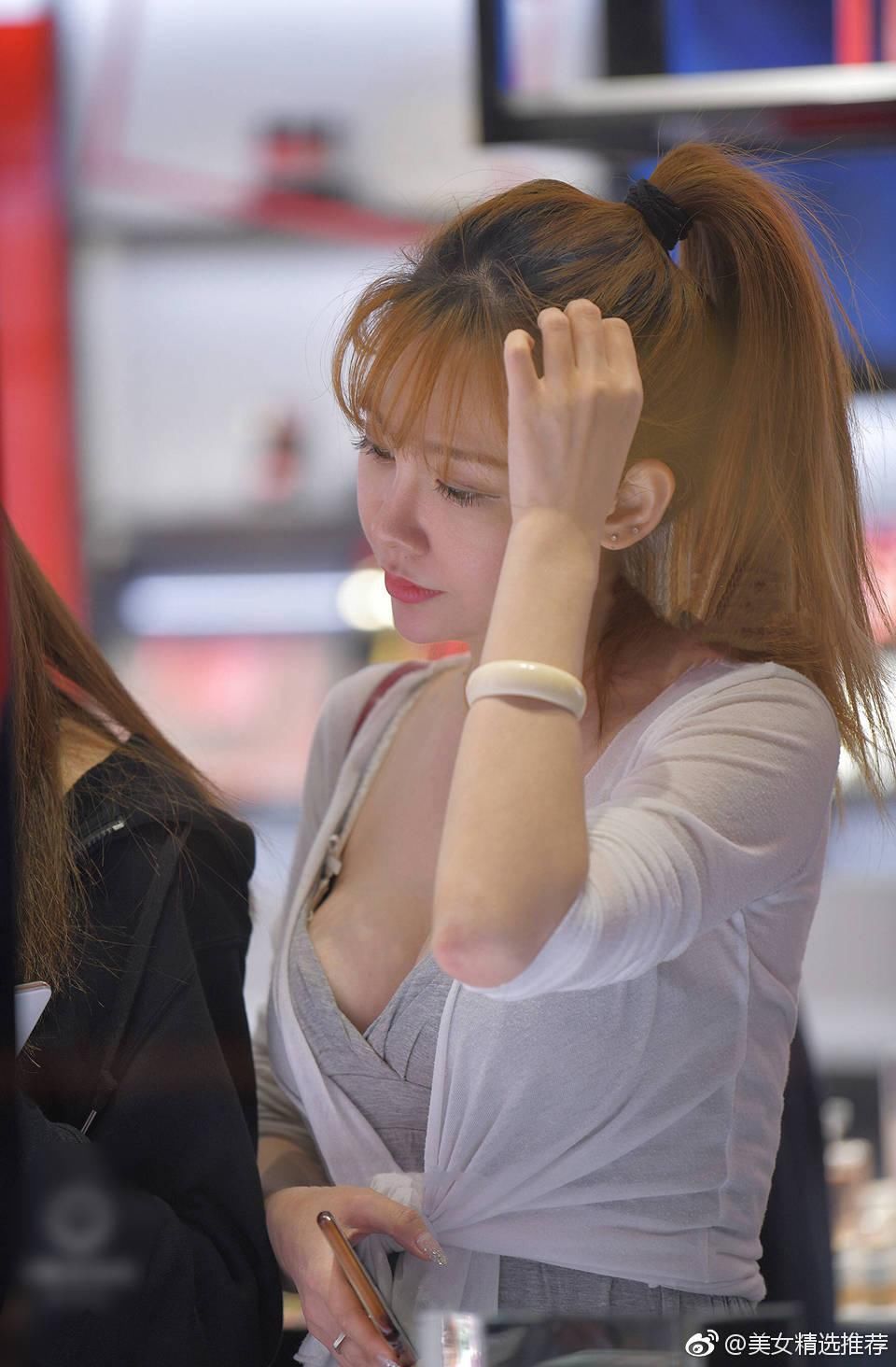 一点点街拍：美女丰满的身材让人羡慕，就是抽烟的习惯不太好