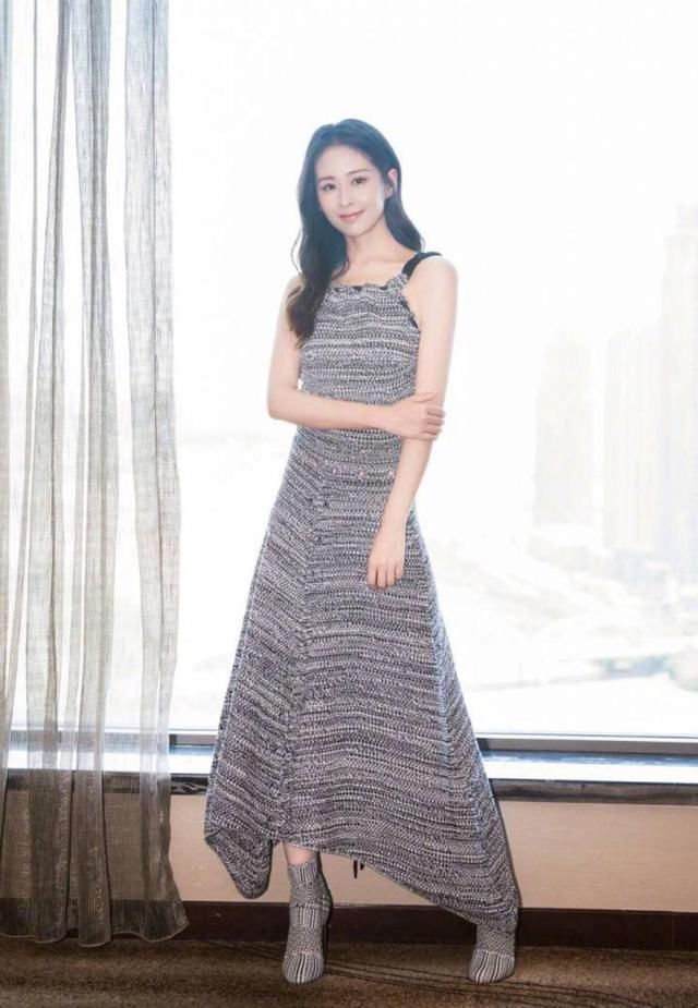 颖儿夫妇同框出席活动，双手紧握 网友：这一对肯定幸福！