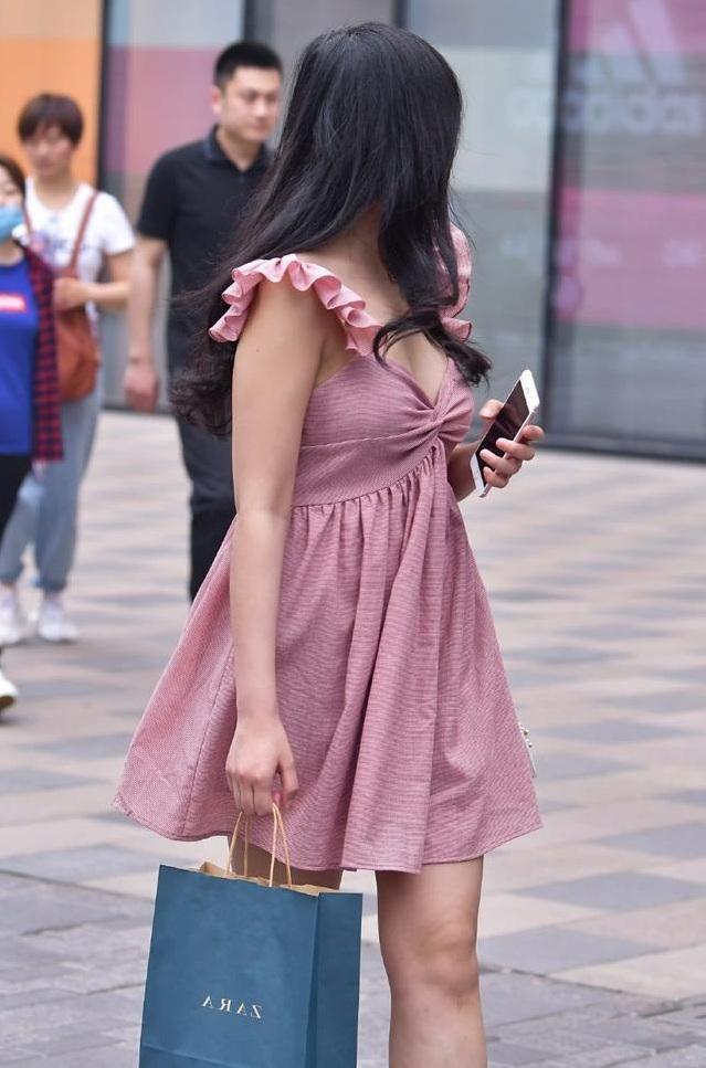 粉色短款连衣裙，长发及腰的姐姐，性感优雅好身材