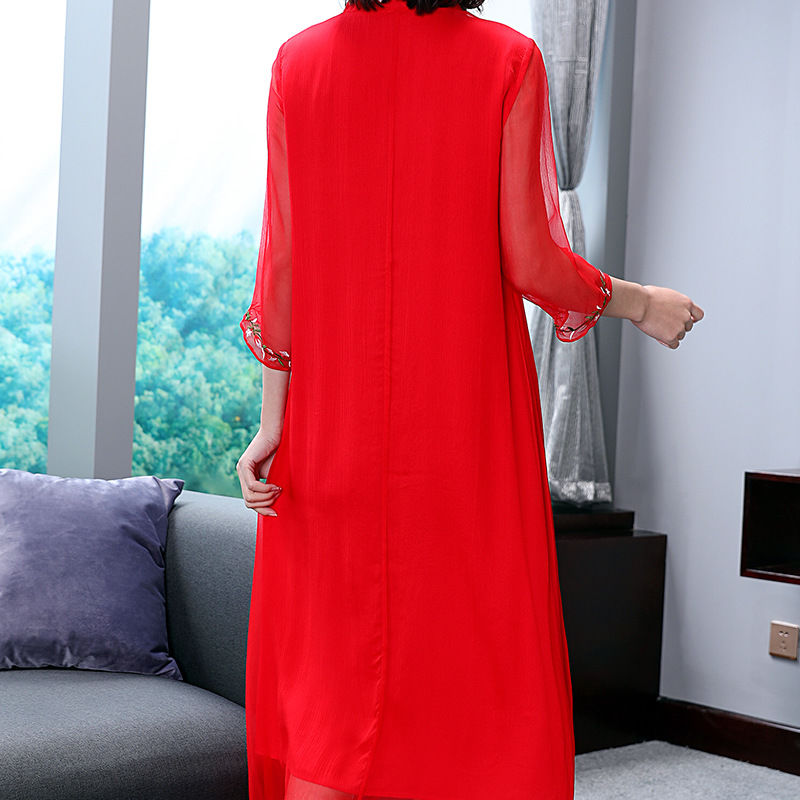 有种“胭脂红裙”,70后穿显嫩,80后穿优雅!美的很有味道