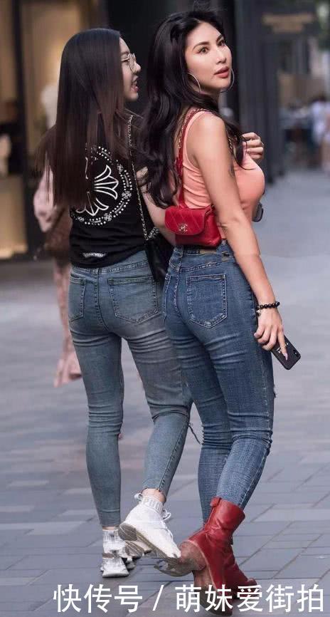 街头上穿着牛仔裤的美女，你觉得谁更美丽