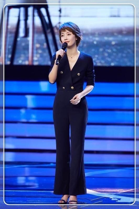 马伊琍不过烫了撮小卷毛，就从辣妈变少女，网友:太俏皮了!