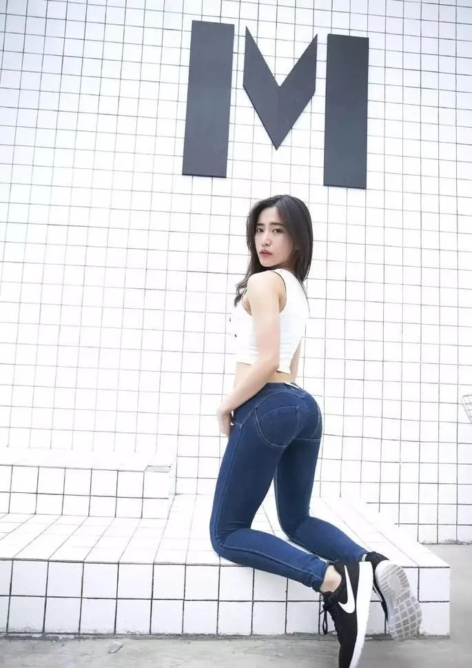 紧身牛仔裤美女勾勒完美身姿,让你美丽又有风度!