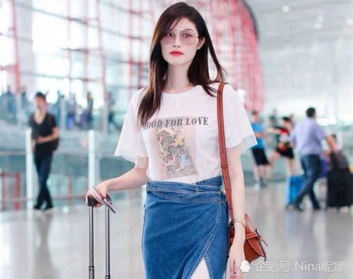 超模里何穗比奚梦瑶会穿，半身裙里藏着白色蕾丝，出场一次比一次