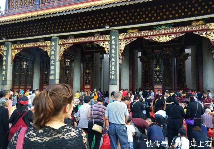 为什么国外的教堂祷告免费,中国寺庙烧香却要收钱?原因让人气愤