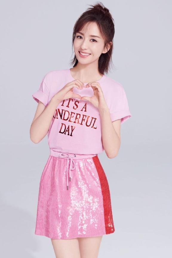 34岁佟丽娅又美了！仅换了个发型嫩回18岁，网友：美得像初恋一样