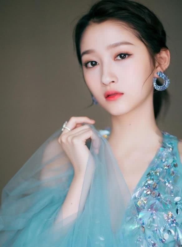 关晓彤美照，一身连衣裙穿出精灵的感觉，网友：可以和鹿晗媲美了