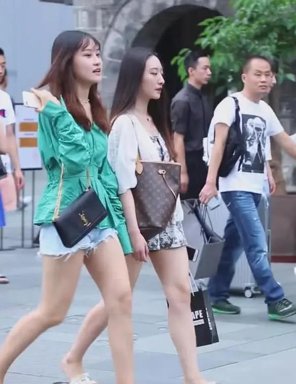 『秋月』街拍:皎若秋月的美女,一条粉色的连衣裙,时尚唯美好身姿
