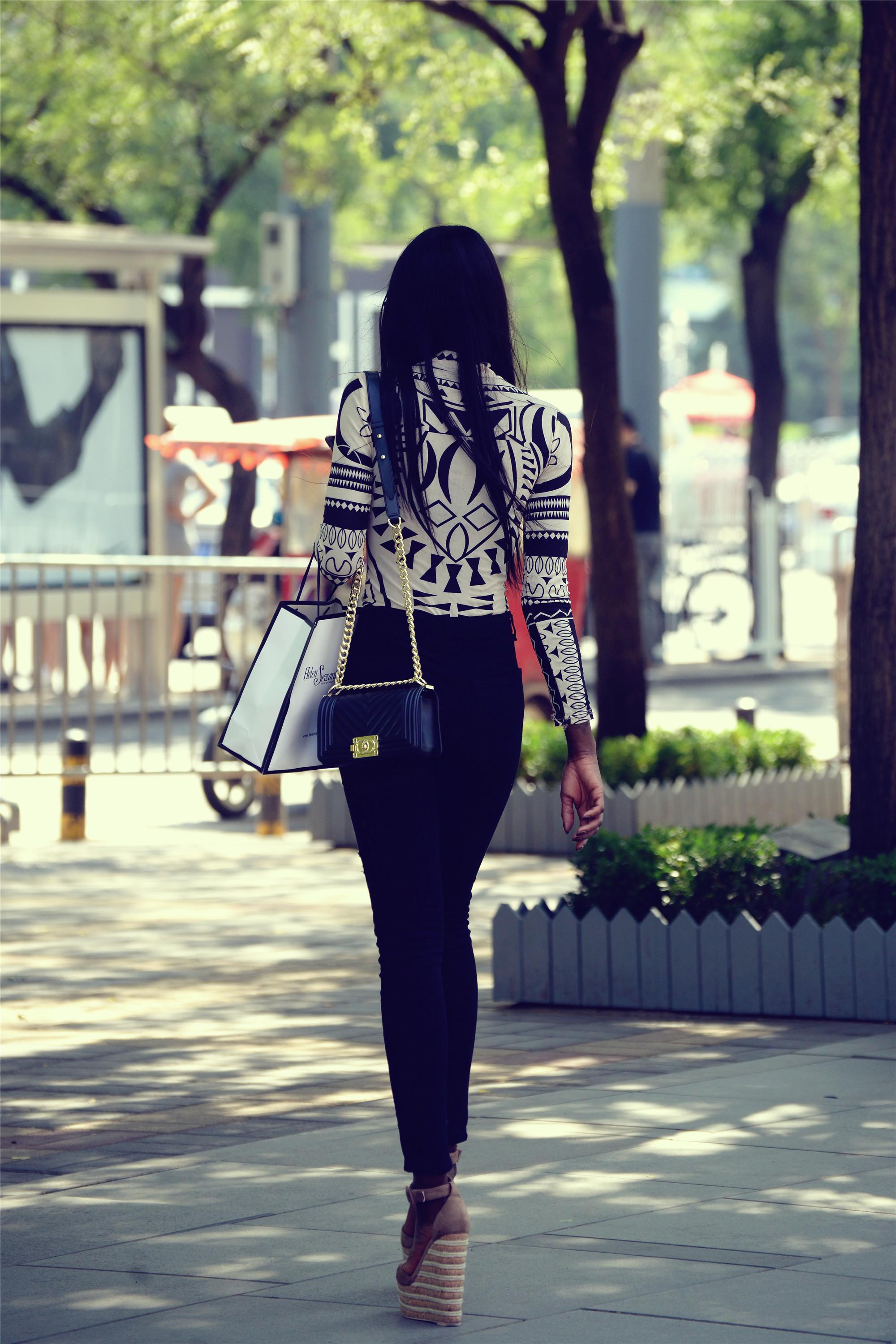 这位姑娘用高腰破洞牛仔裤和一双坡跟鞋，搭配出了全是腿的效果